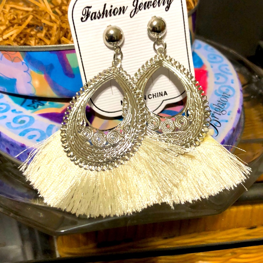 ❤️💚Gorgeous Fashion Feather & Silver Danglers❤️💚 - Picture 2 of 9